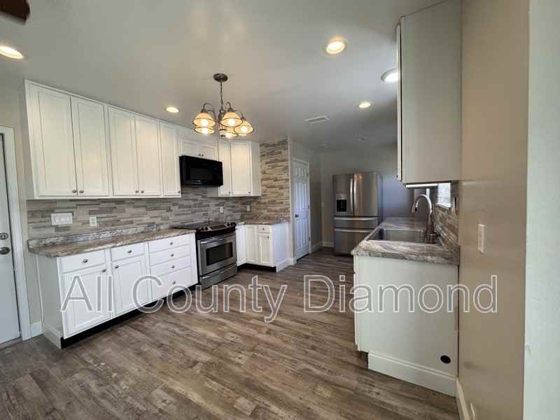 607 Plantation Ct - Photo 5 of 37