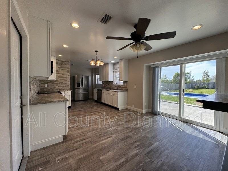 607 Plantation Ct - Photo 6 of 37