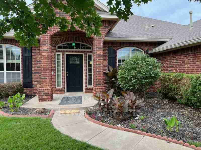 19136 Cottonwood Ct - Photo 3 of 13