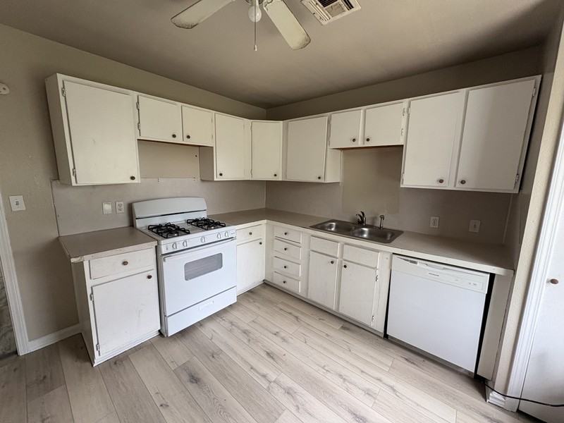 240 E 30th St N - Photo 3 of 10