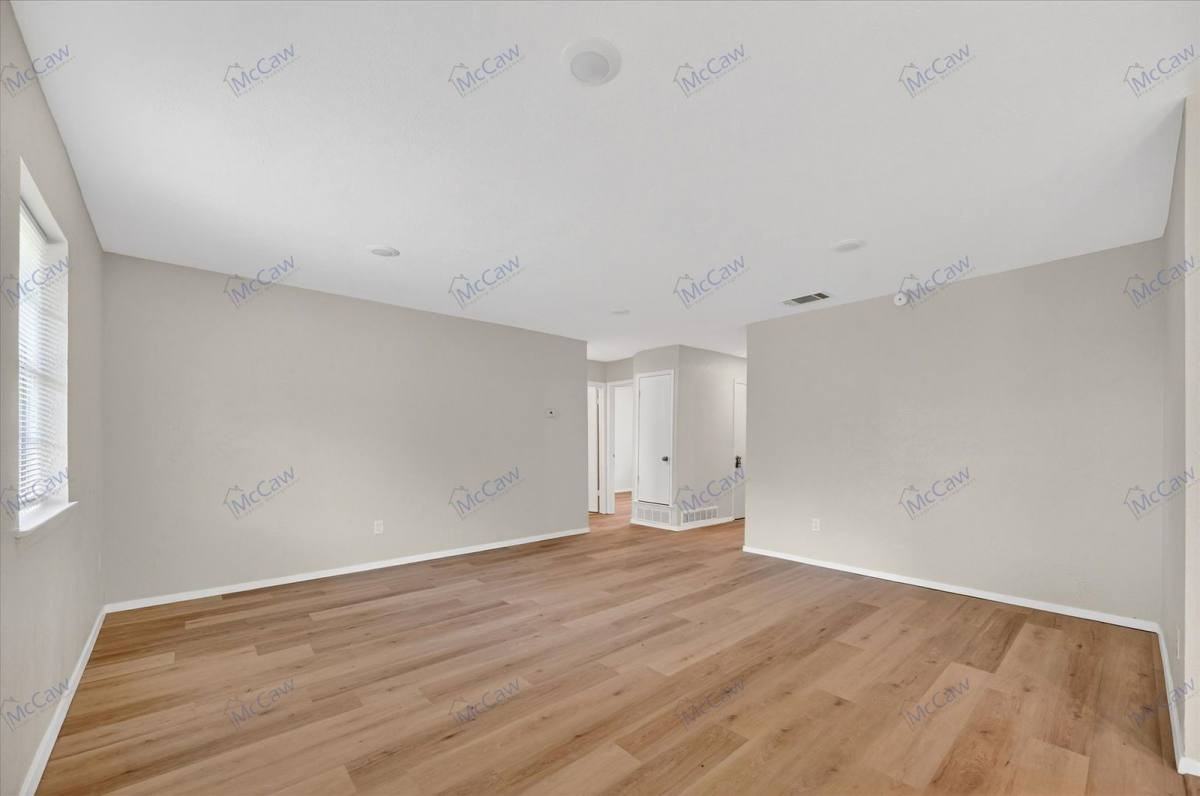 222 Redwood St - Photo 3 of 10