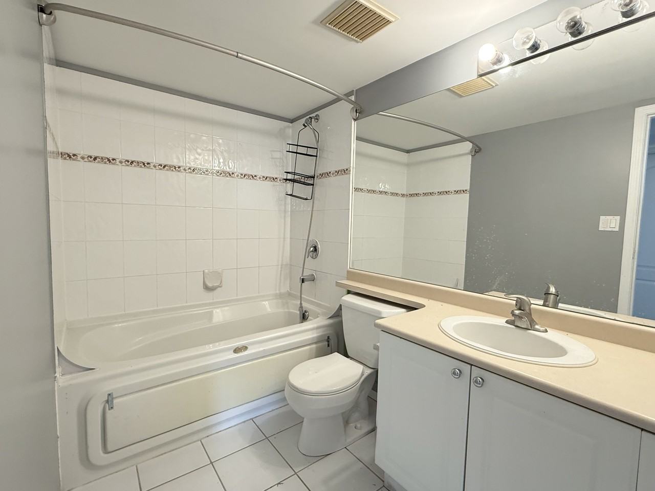 7760 Granville Avenue #13F - Photo 4 of 9