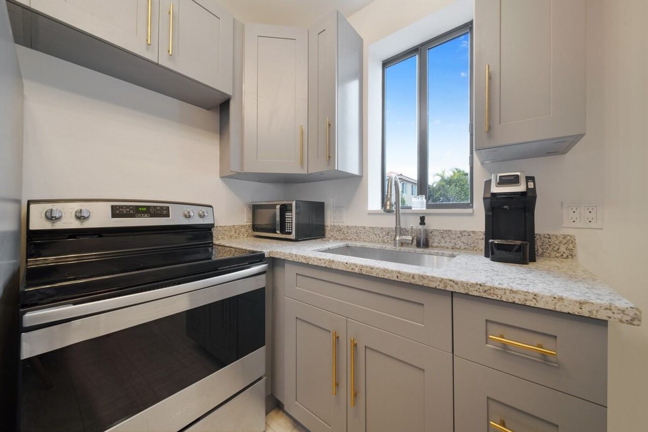 2110 Sw 16th St #1388877P - Photo 4 of 12