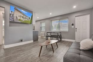 906 N Riverside Dr - Photo 1 of 1