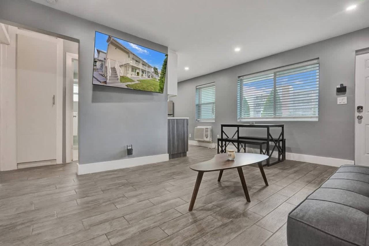 906 N Riverside Dr #1503993P - Photo 2 of 33