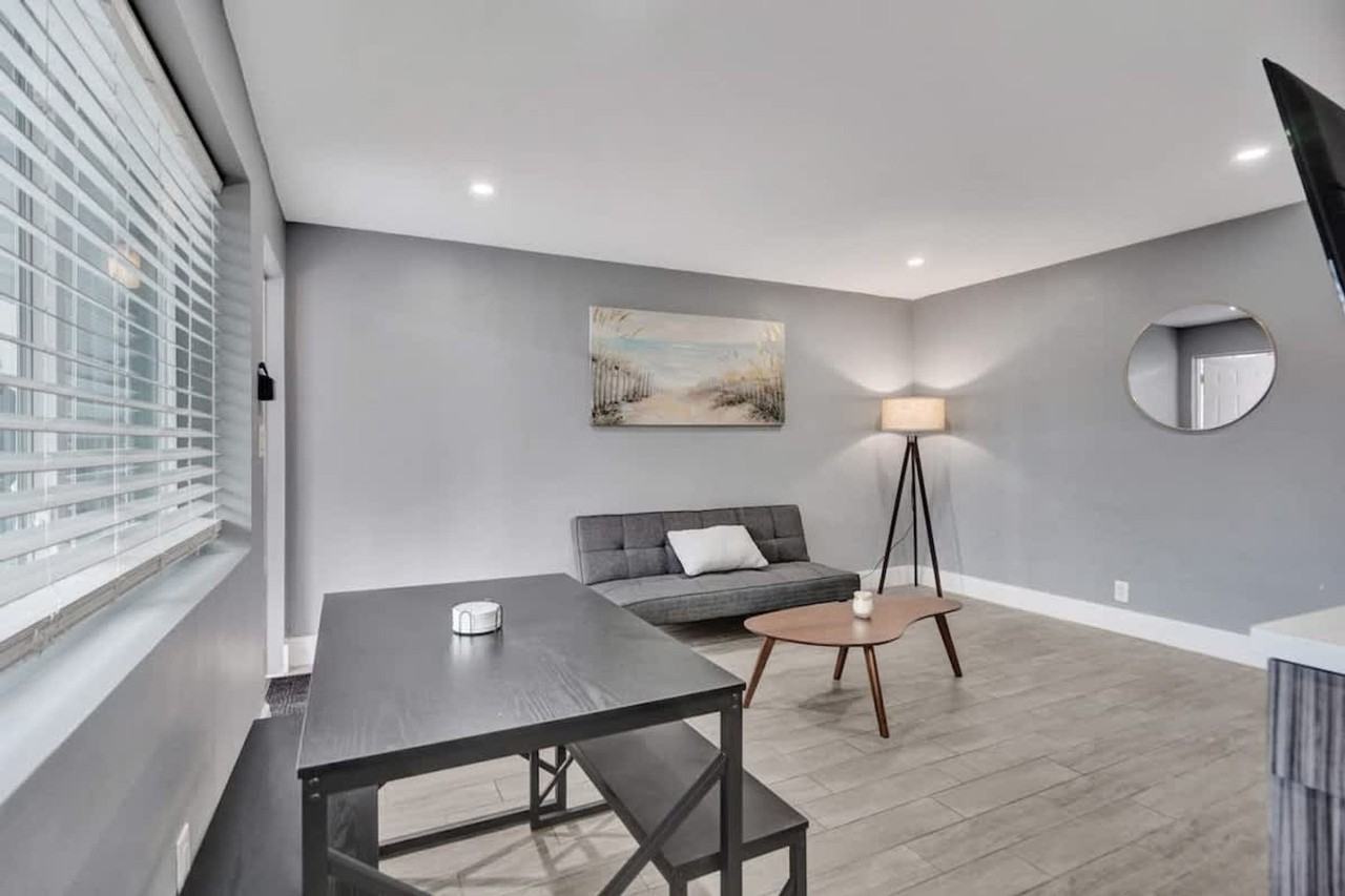 906 N Riverside Dr #1503993P - Photo 3 of 33