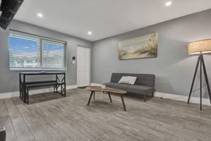 featured image of 906 N Riverside Dr