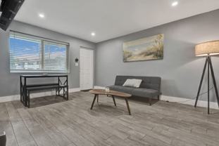 906 N Riverside Dr - Photo 1 of 1