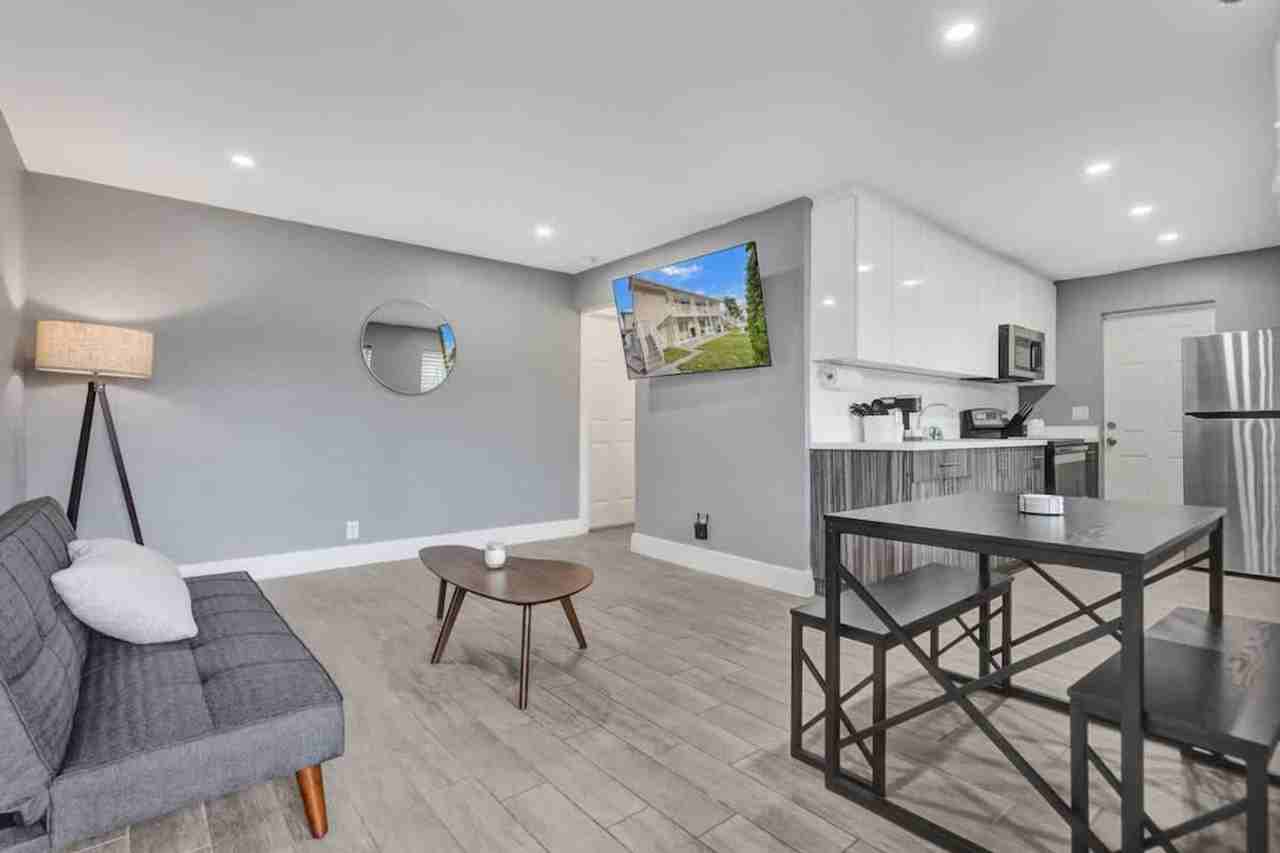 906 N Riverside Dr #1503993P - Photo 5 of 33