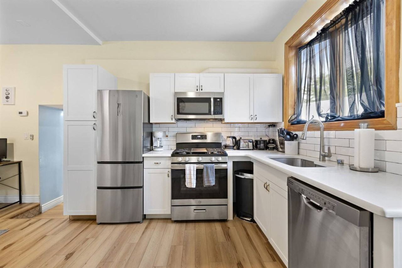 137 W 15th St #1511045P - Photo 4 of 22