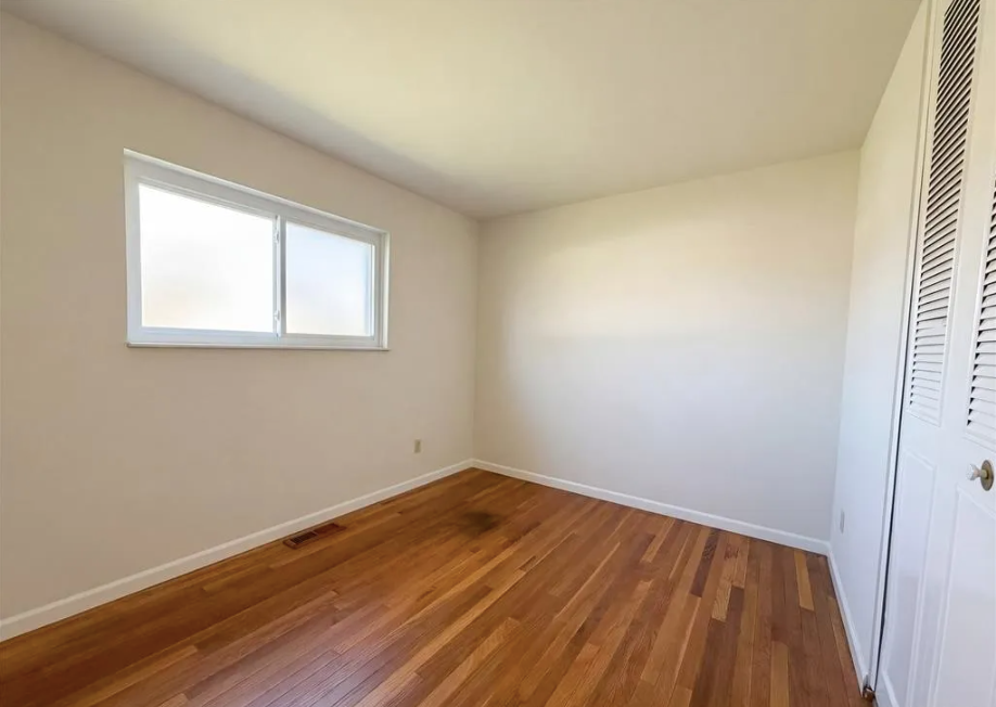 2243 Bolton St - Photo 5 of 11