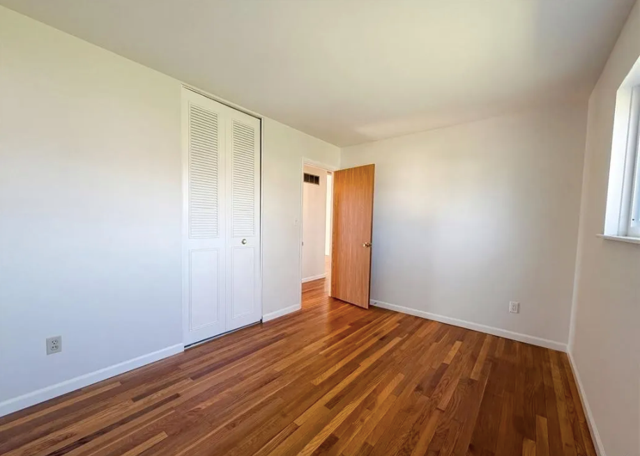 2243 Bolton St - Photo 6 of 11