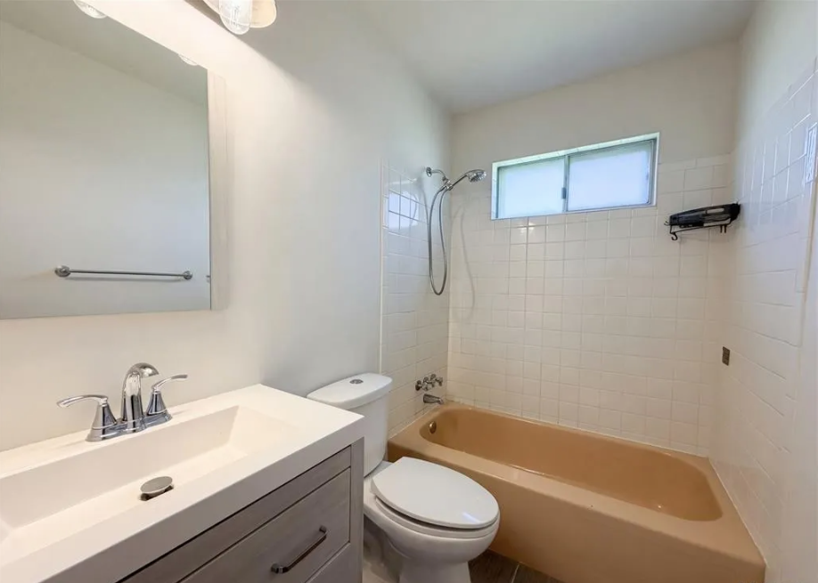 2243 Bolton St - Photo 7 of 11