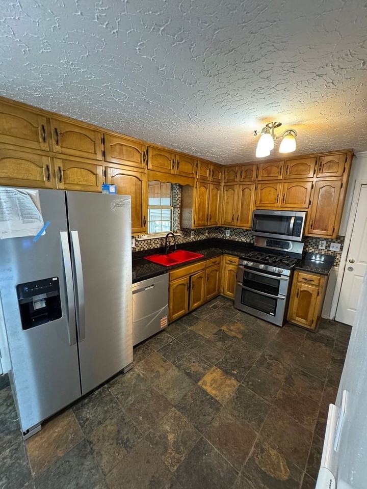 2202 Southland Dr - Photo 2 of 9