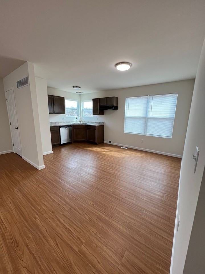 210 Baker St - Photo 2 of 25