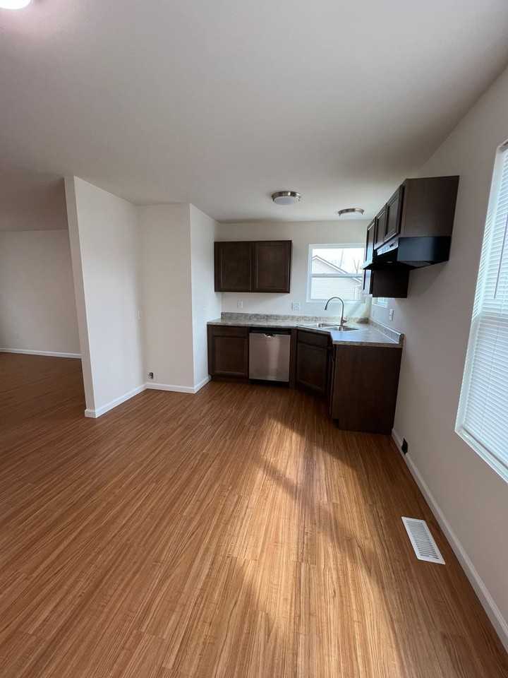 210 Baker St - Photo 3 of 25