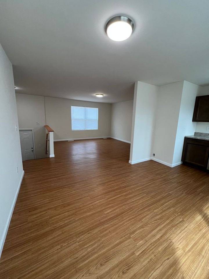 210 Baker St - Photo 4 of 25