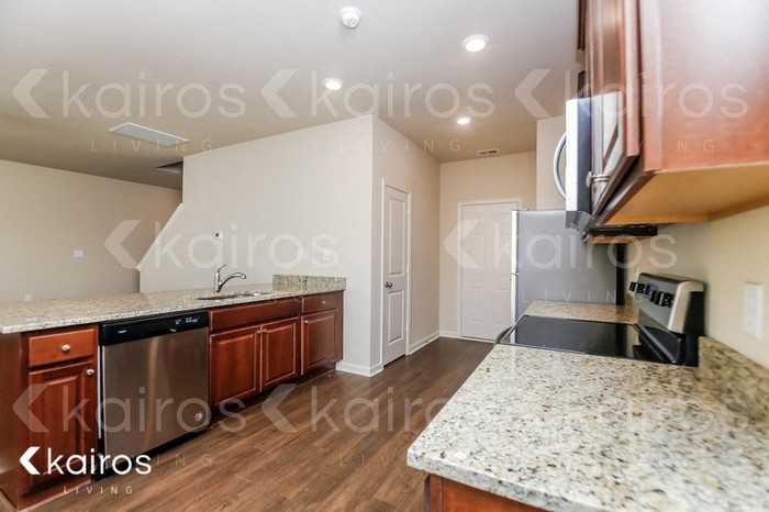 1052 Pilgrim Ln - Photo 5 of 18