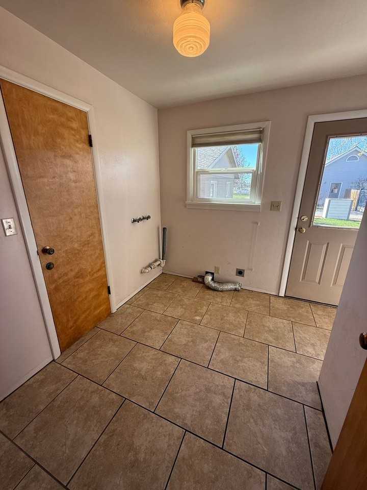 2344 Nile St - Photo 4 of 19