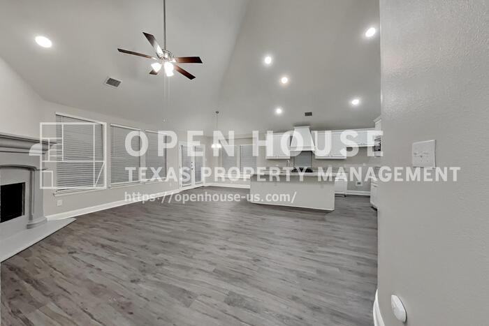 307 Hawks Dr - Photo 4 of 23