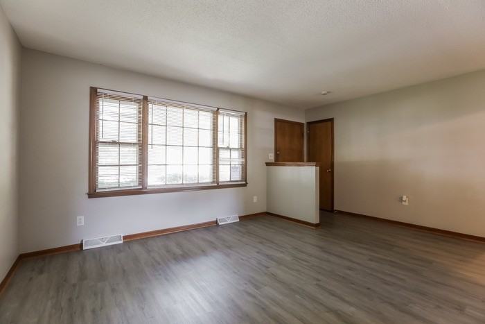 1223 E 25th St S - Photo 4 of 12