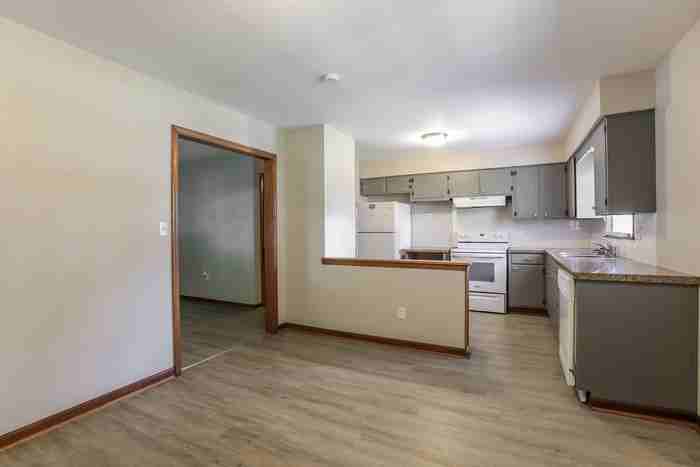 1223 E 25th St S - Photo 5 of 12