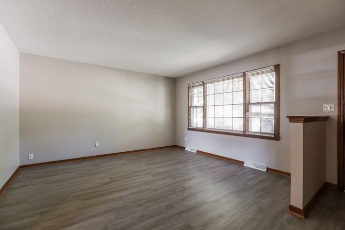 1223 E 25th St S - Photo 6 of 12