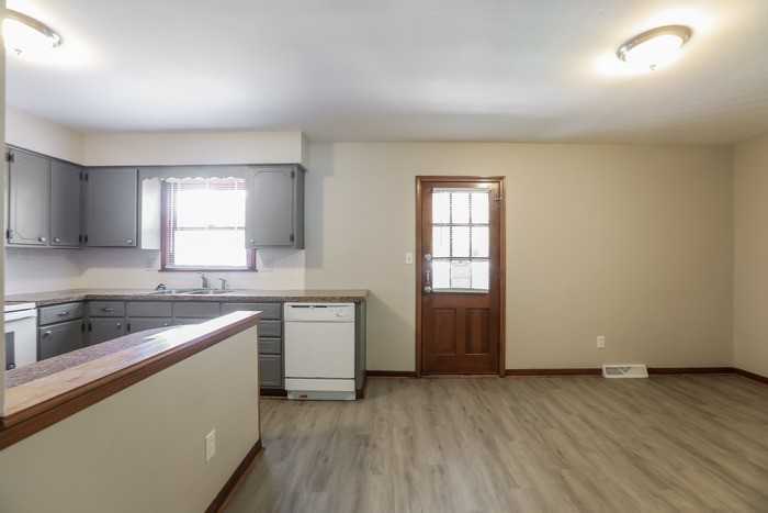 1223 E 25th St S - Photo 7 of 12