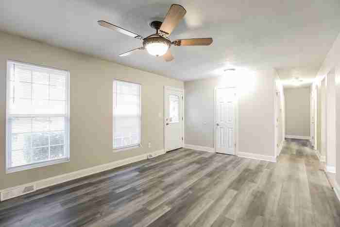 1308 Se Knightsbridge St - Photo 4 of 11