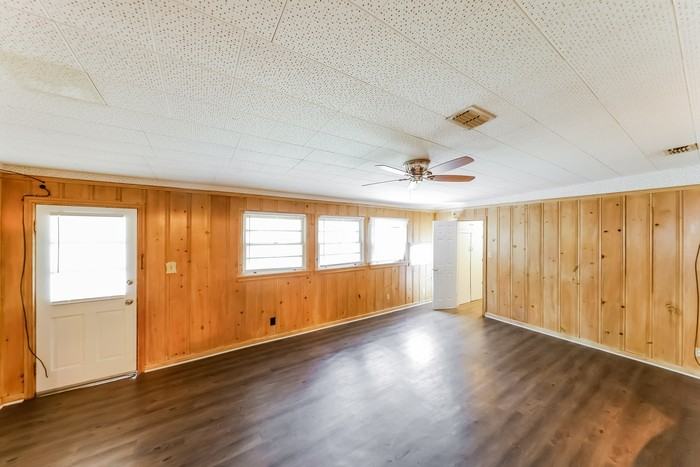 1007 Highpoint Rd - Photo 3 of 10