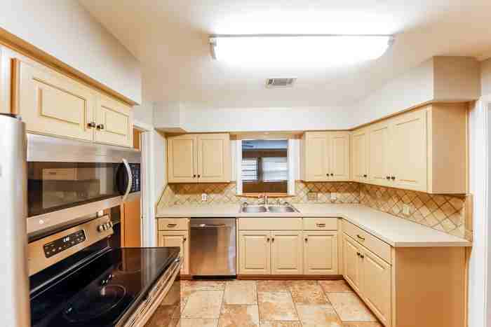 1007 Highpoint Rd - Photo 4 of 10