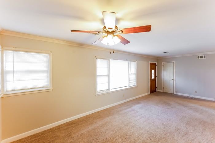 1007 Highpoint Rd - Photo 5 of 10