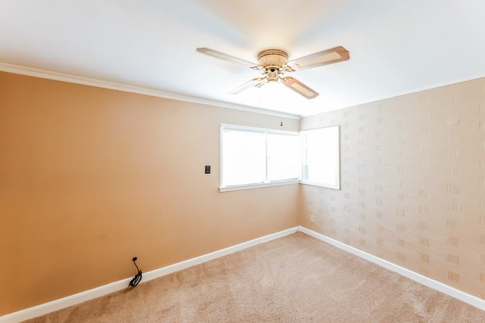 1007 Highpoint Rd - Photo 6 of 10