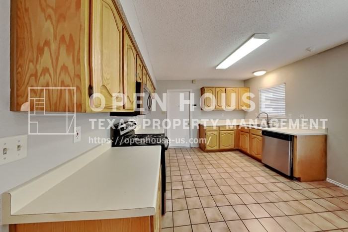 2402 Bennington Dr - Photo 5 of 23