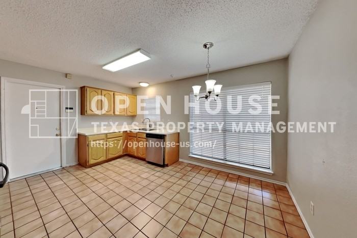 2402 Bennington Dr - Photo 6 of 23