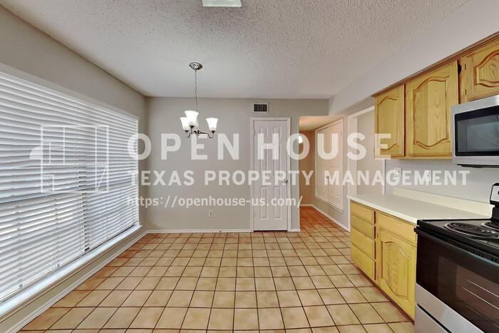 2402 Bennington Dr - Photo 7 of 23