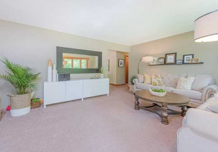 1609 Flag Ave N - Photo 3 of 23