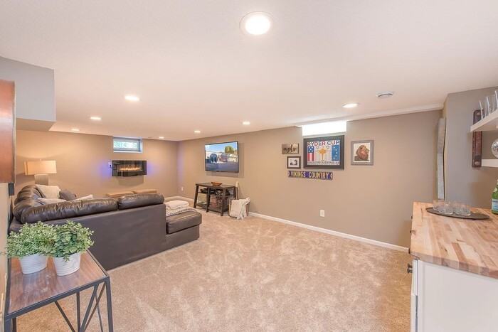 1609 Flag Ave N - Photo 4 of 23