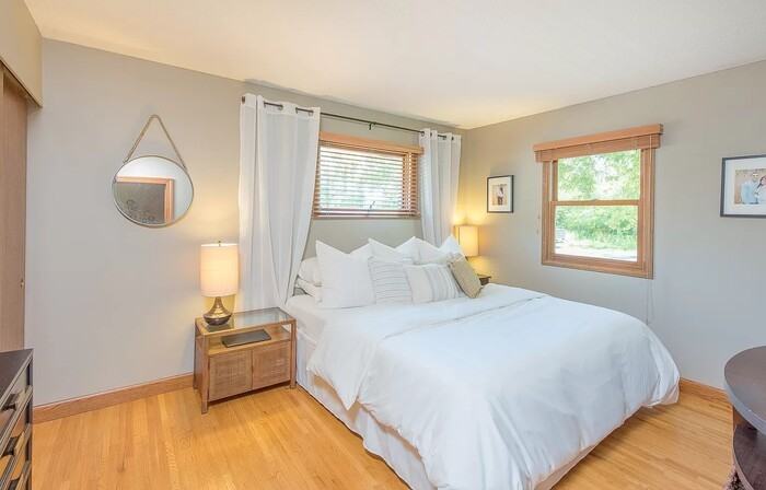 1609 Flag Ave N - Photo 5 of 23