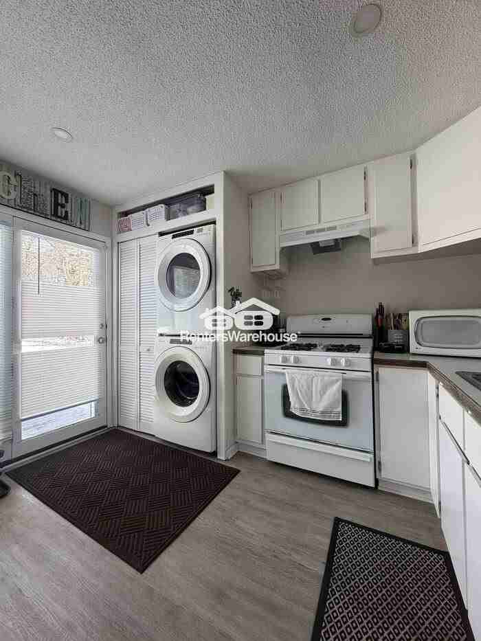 2317 Hoxie Ave - Photo 3 of 14