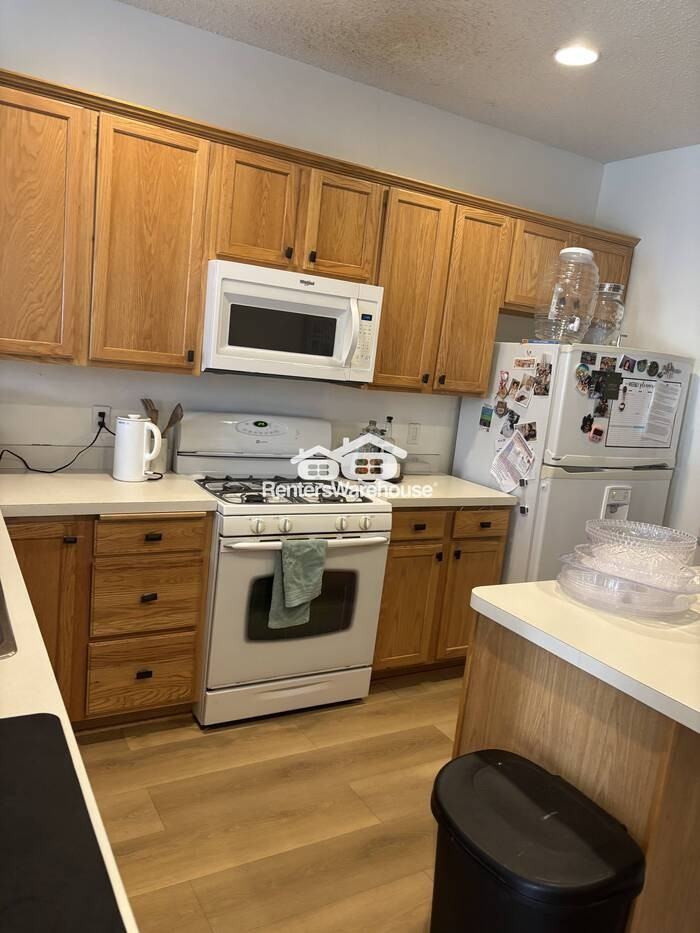 11212 Aberdeen St Ne #E - Photo 3 of 16