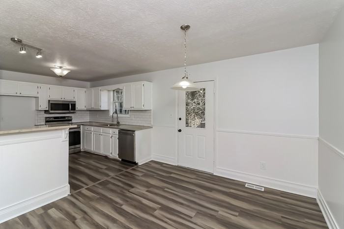 980 Hitchcock Rd - Photo 5 of 15