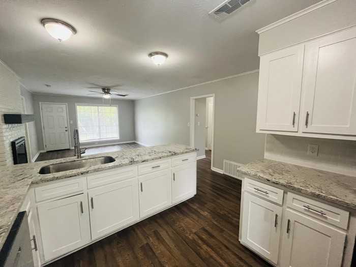 1345 Stanton Dr - Photo 5 of 33