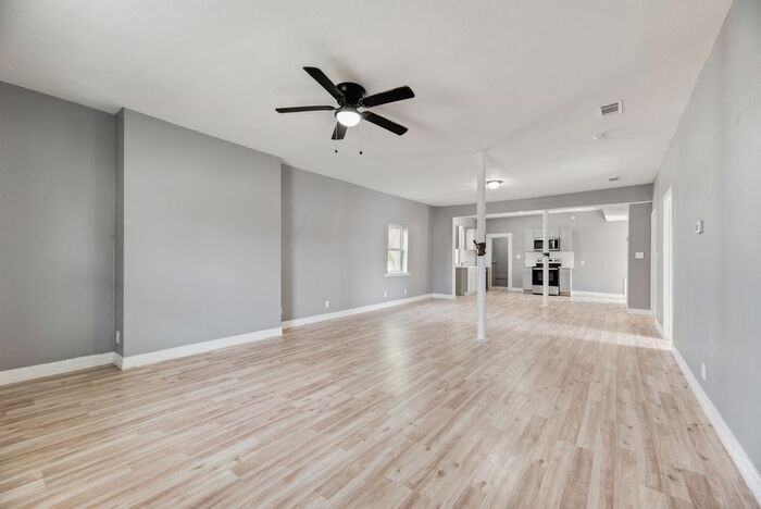 815 N Travis St - Photo 2 of 18