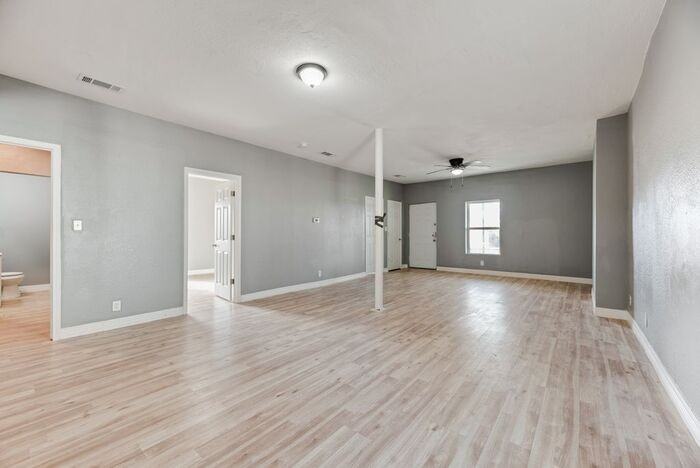 815 N Travis St - Photo 3 of 18