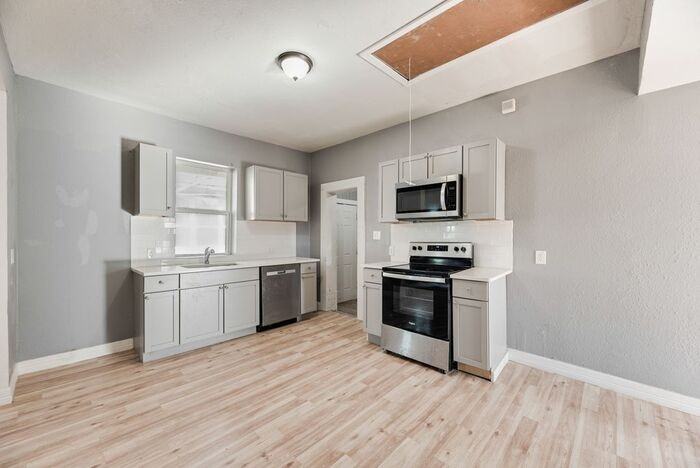 815 N Travis St - Photo 5 of 18