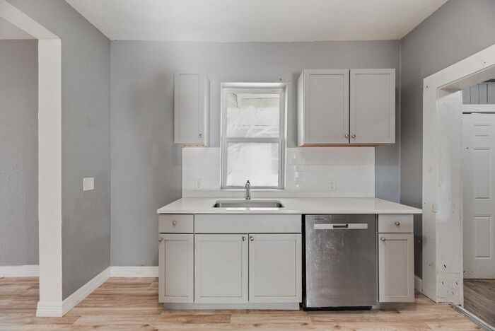 815 N Travis St - Photo 6 of 18
