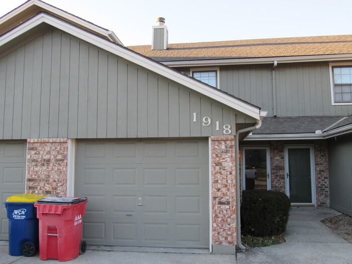 1918 Ne Knollbrook St - Photo 2 of 23