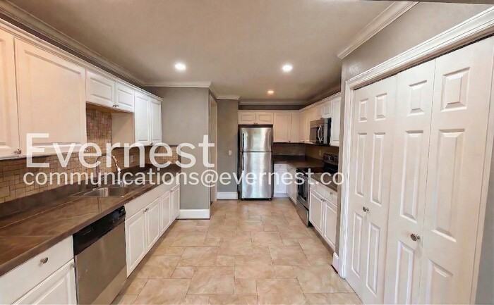 2102 Vine St - Photo 3 of 28