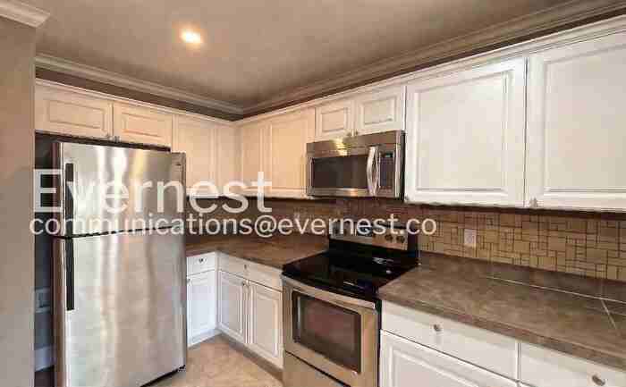 2102 Vine St - Photo 4 of 28